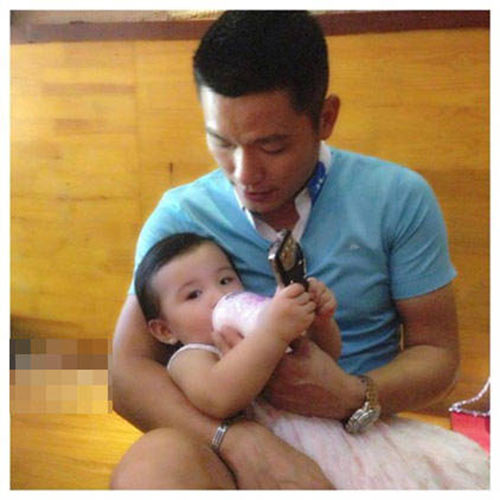 Jennifier Phạm từng đăng tải hình ảnh chồng doanh nhân cầm bình sữa cho con uống. Ảnh: FBNV