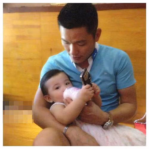 Jennifier Phạm từng đăng tải hình ảnh chồng doanh nhân cầm bình sữa cho con uống. Ảnh: FBNV