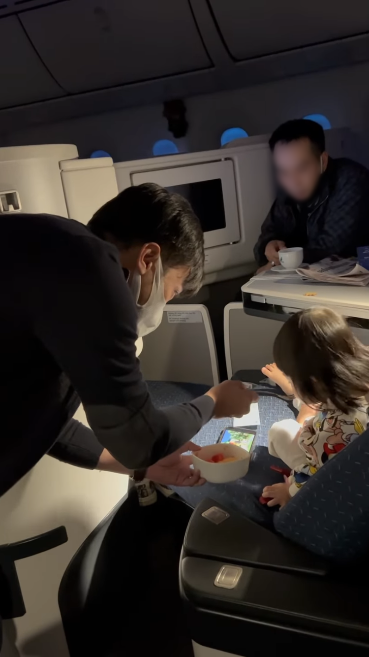 Mới đây, đại gia phố núi đăng tải trên trang cá nhân video tự tay đút hoa quả cho cô công chúa nhỏ Suchin trên máy bay khiến cư dân mạng cực kỳ thích thú. Ảnh chụp màn hình