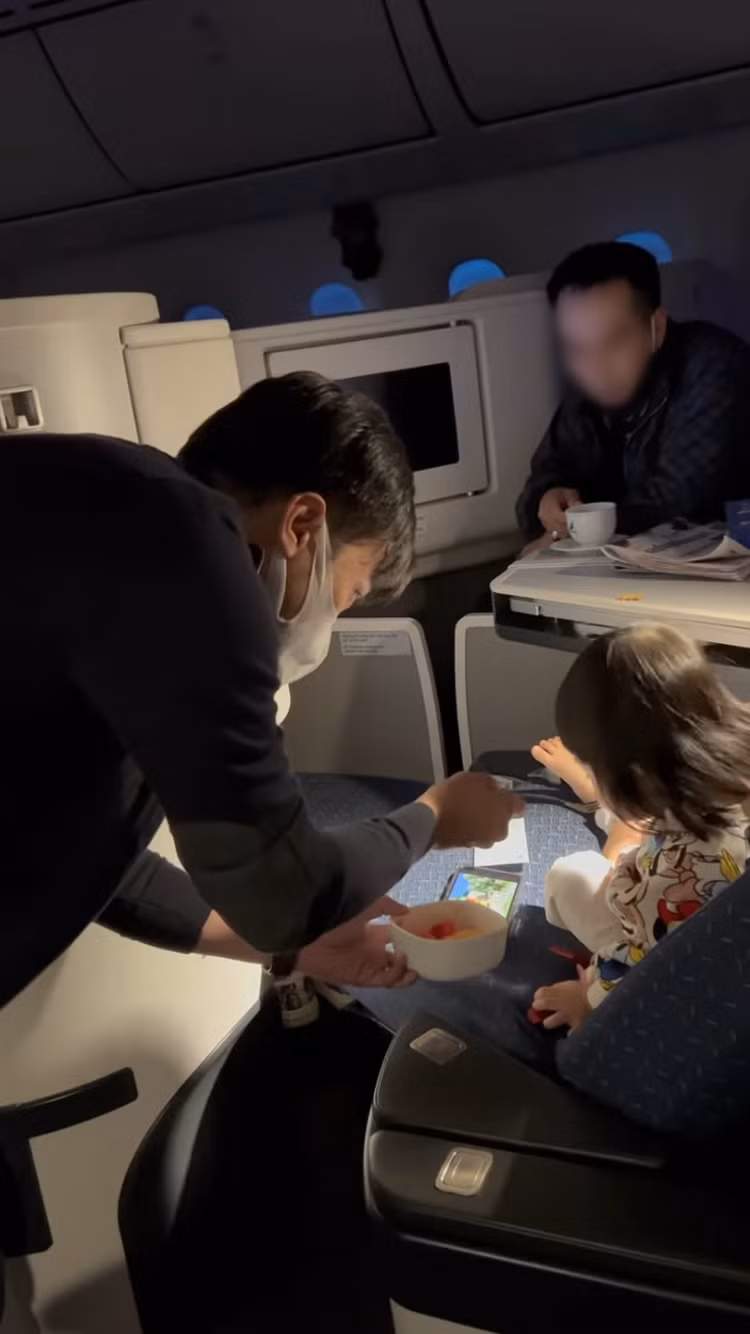 Mới đây, đại gia phố núi đăng tải trên trang cá nhân video tự tay đút hoa quả cho cô công chúa nhỏ Suchin trên máy bay khiến cư dân mạng cực kỳ thích thú. Ảnh chụp màn hình