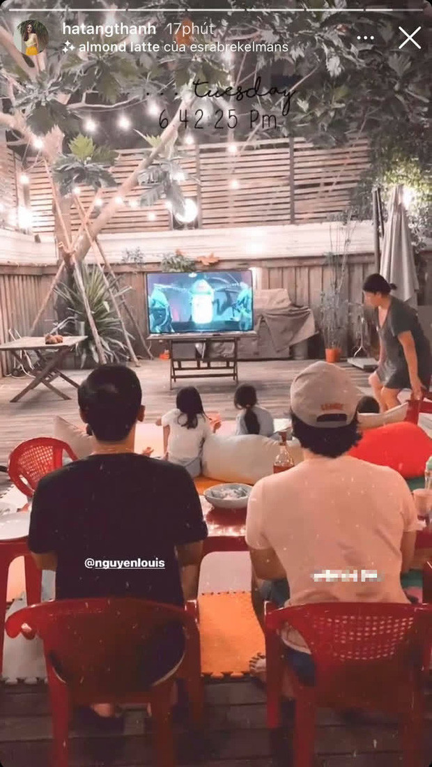 Hình ảnh Louis Nguyễn ăn mặc giản dị, nhập cuộc vui, cùng xem hoạt hình với các con khiến dân mạng thích thú. Ảnh: IGNV