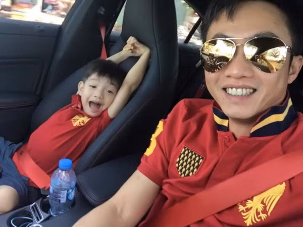 Đại gia phố núi luôn dành thời gian đưa đón con đi học, không bao giờ vắng mặt trong ngày trọng đại của con. Ảnh: FBNV