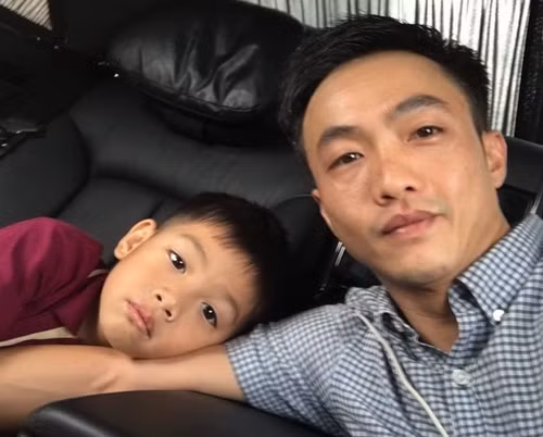 Không chỉ yêu chiều ái nữ, Cường Đô La cho biết đây là việc anh đã làm suốt 10 năm qua mỗi khi bay cùng các con. Ảnh: Dân Việt