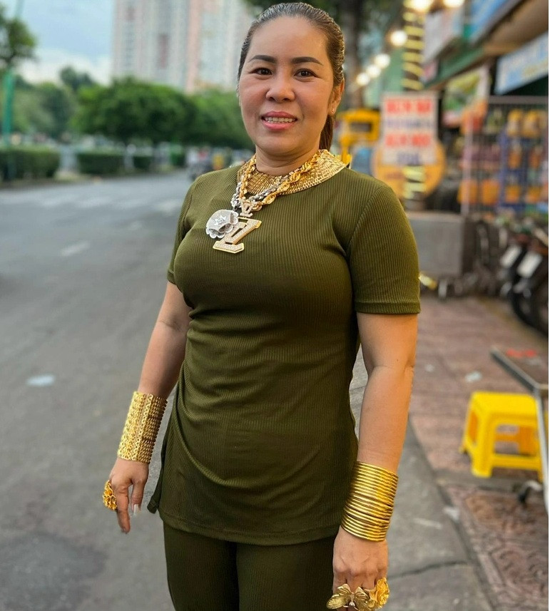 Toàn bộ mẫu trang sức chị Thúy đang đeo được tiệm gia công. Tùy theo từng loại mà được làm bằng nhiều loại vàng khác nhau. Bộ vòng trơn từ vàng 980, nhẫn hoa vàng 9999, dây chuyền vàng 18k...Ảnh: Dân trí