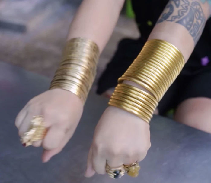 Trên cổ anh Bảy đeo 4-5 sợi dây chuyền dày và nặng chồng chéo lên nhau. Còn hai tay anh đeo mấy chục chiếc vòng. Ảnh: Tintuconline