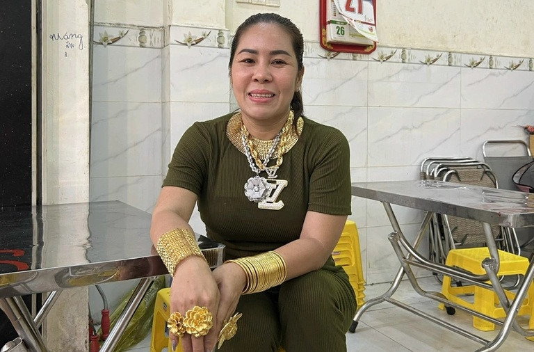 Chị Thúy cho biết đây là sở thích từ thời trẻ của mình. Từ khi đeo vàng "kín cổ, kín tay", chị Thúy thấy việc làm ăn của mình trở nên thuận lợi. Ảnh: Dân trí