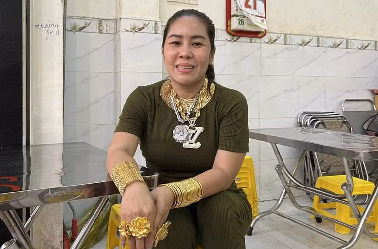 Chị Thúy cho biết đây là sở thích từ thời trẻ của mình. Từ khi đeo vàng "kín cổ, kín tay", chị Thúy thấy việc làm ăn của mình trở nên thuận lợi. Ảnh: Dân trí