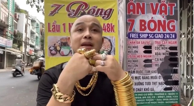 Trang sức của anh Bảy Bóng đeo có món mua sẵn, có món là phải đặt người ta làm riêng. Một chiếc nhẫn Bảy Bóng đeo có trọng lượng từ 1-2 cây vàng, 1 sợi dây chuyền có giá khoảng hơn 700 triệu đồng. Ảnh: Pháp luật &amp; bạn đọc