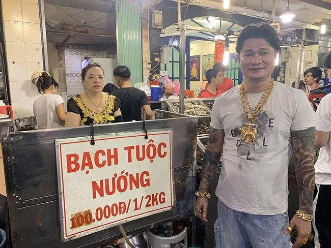 Anh Dũng - chủ quán ốc Loan ở chung cư Nguyễn Thiện Thuật (quận 3, TP.HCM) nổi tiếng trên mạng xã hội vì sở thích đeo vàng trên người. Ảnh: Facebook