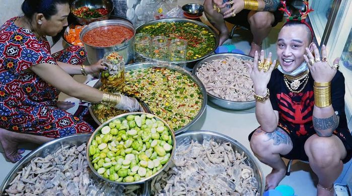 Nối tiếng với tên gọi Bảy Bóng, anh chủ quán chân gà gây chú ý cộng đồng mạng vì độ “chịu chơi” không hề kém cạnh khi mang trên người hơn 50 cây vàng, bao gồm vàng 24k và vàng trắng. Ảnh: Tintuconline