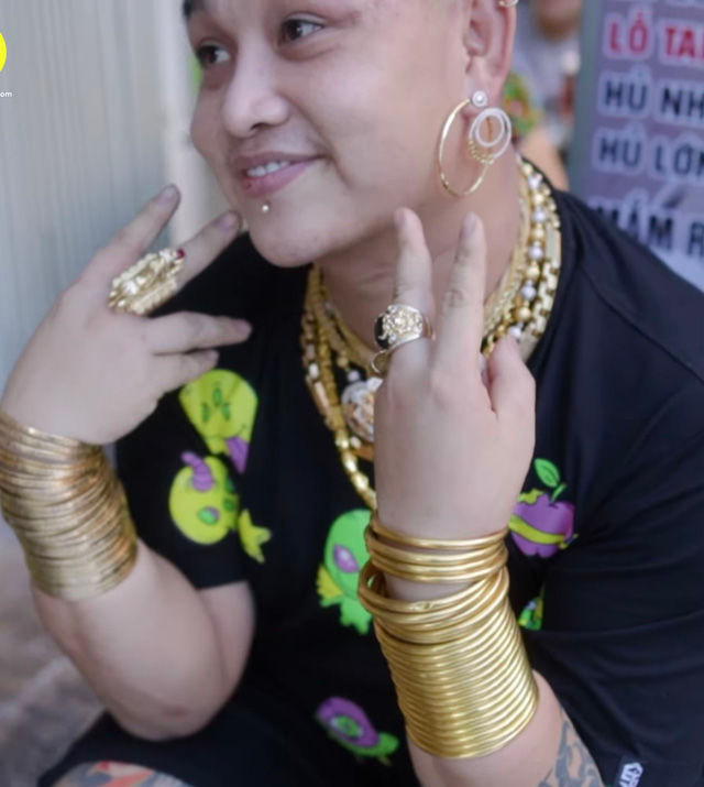 Anh Bảy đeo vàng khắp người, từ cổ, hai bàn tay, các ngón tay,… đều được “phủ vàng”. Ảnh: Tintuconline