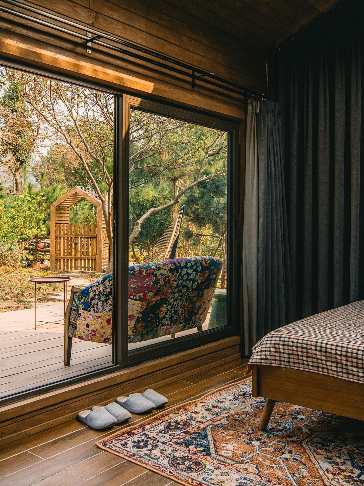 Việc sử dụng sỏi và gạch terrazzo giúp không gian trong nhà vẫn như giữa thiên nhiên.