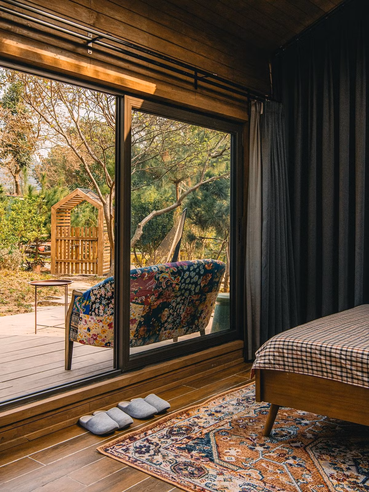 Việc sử dụng sỏi và gạch terrazzo giúp không gian trong nhà vẫn như giữa thiên nhiên.