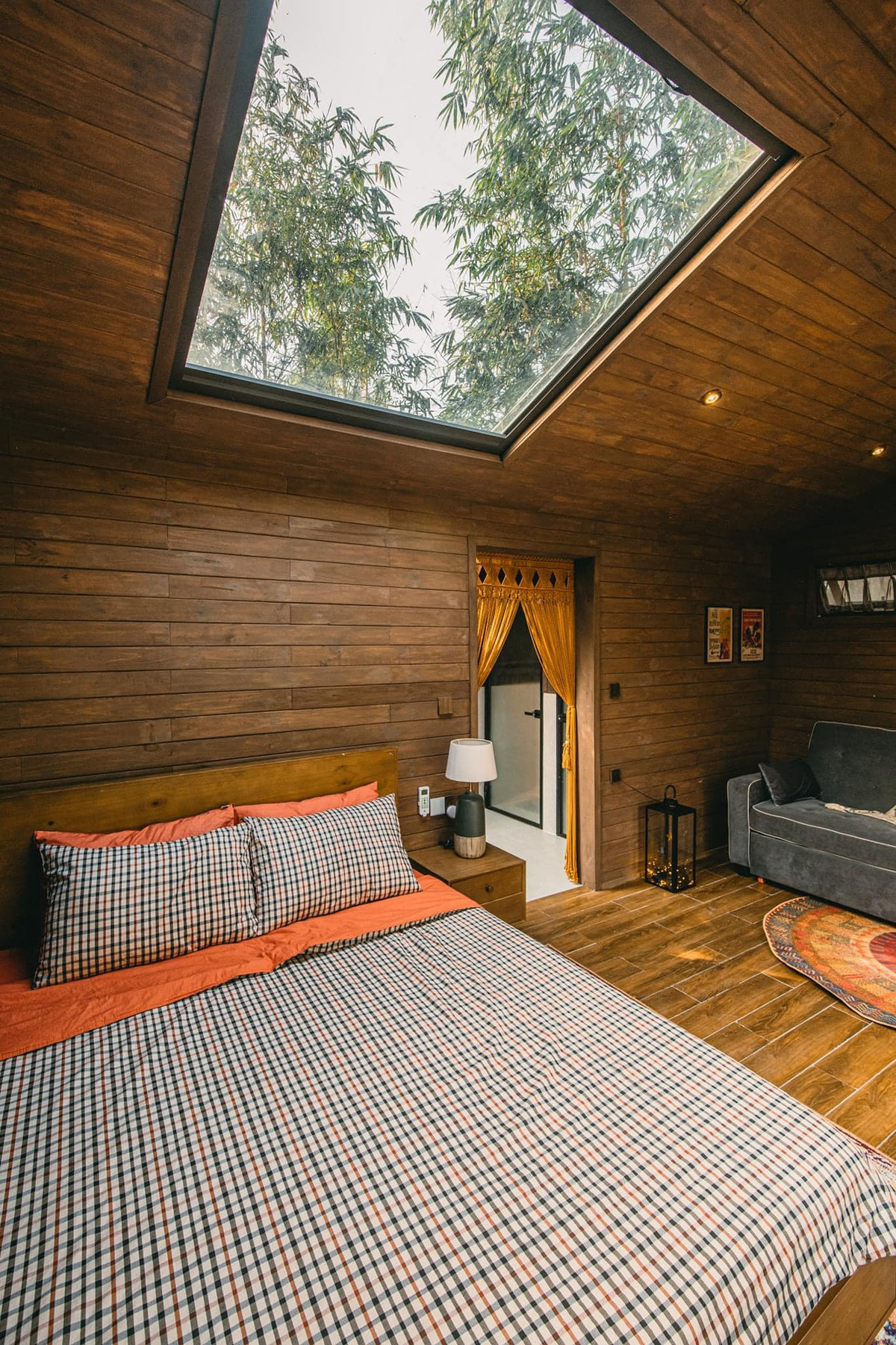 Mái nhà sử dụng tôn cách nhiệt, giúp chống nóng, cho không gian mát mẻ vào mùa hè.