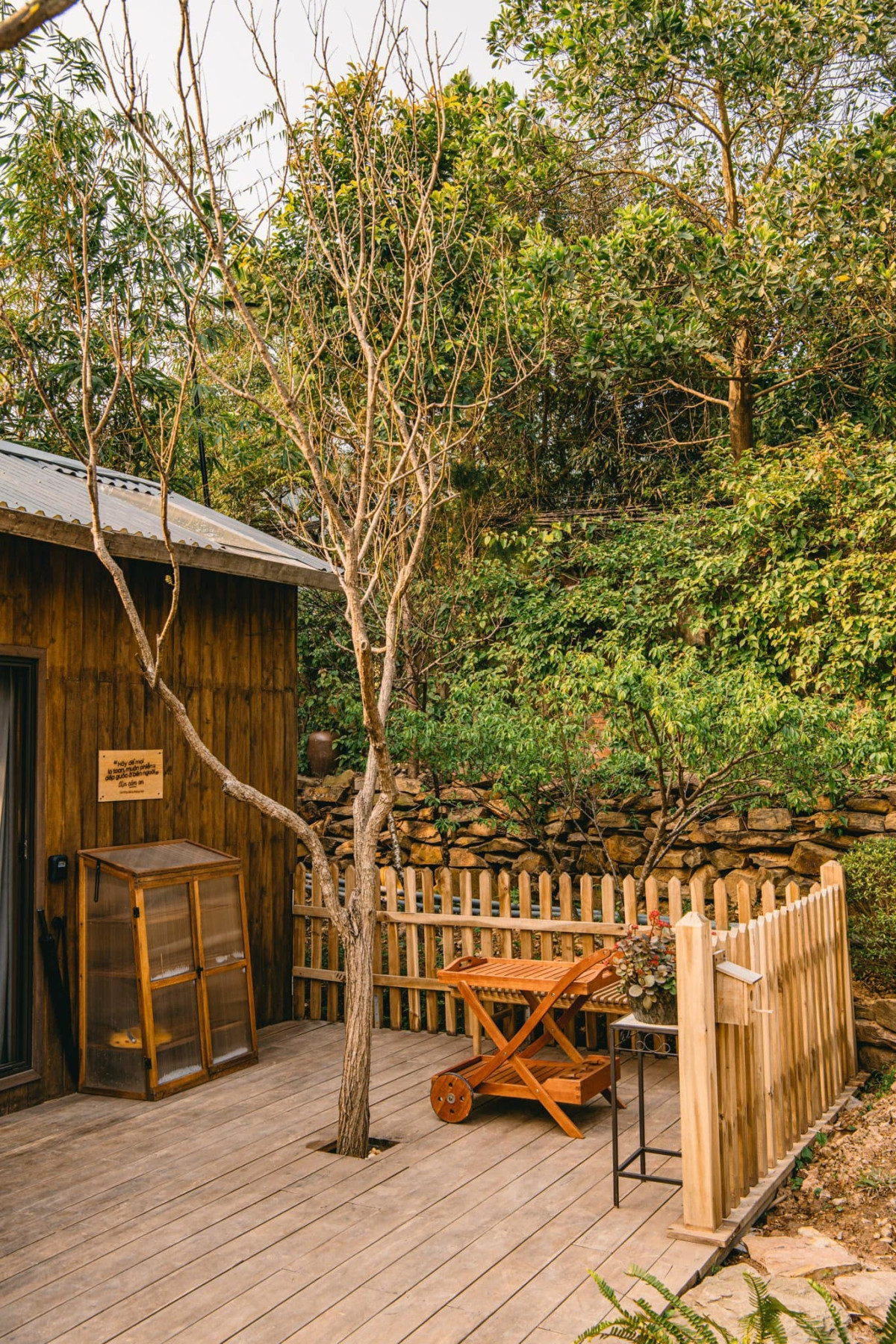 Khoảng sân trước hiên nhà là không gian thư giãn để gia chủ uống trà, đọc sách...