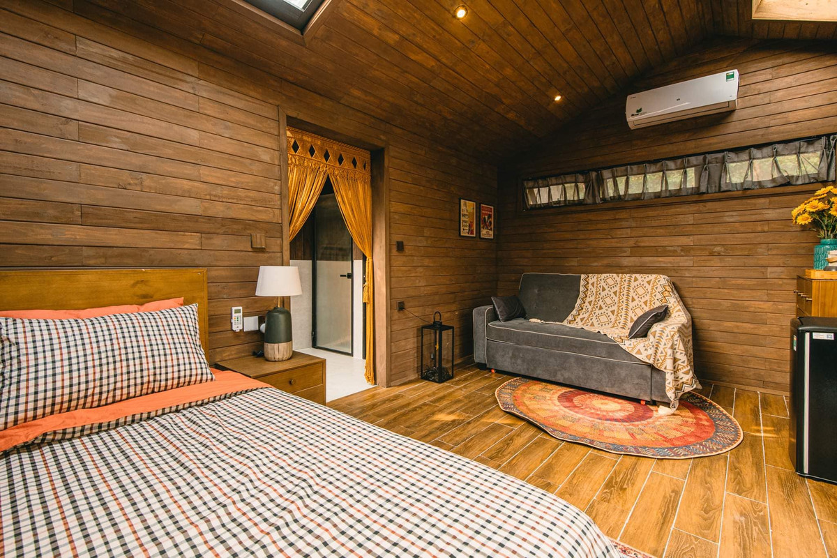 Lớp gỗ thông khiến gia chủ liên tưởng tới vẻ ấm cúng trong những căn nhà Bắc Âu.