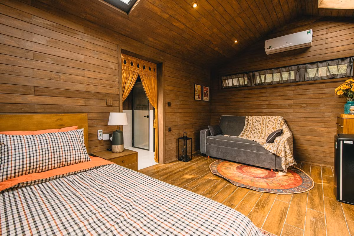 Lớp gỗ thông khiến gia chủ liên tưởng tới vẻ ấm cúng trong những căn nhà Bắc Âu.