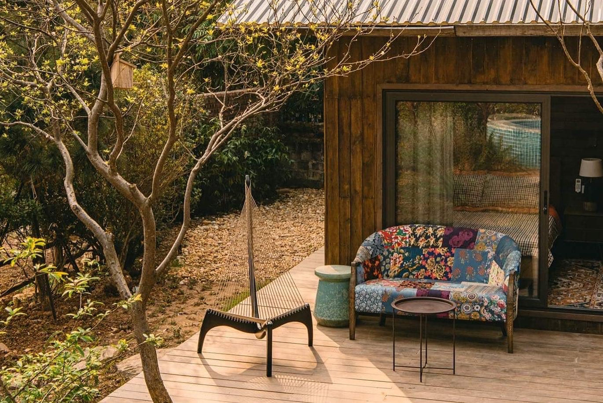 Diện tích căn nhà chỉ 30m2 nhưng khuôn viên sân vườn rộng tới 100m2.