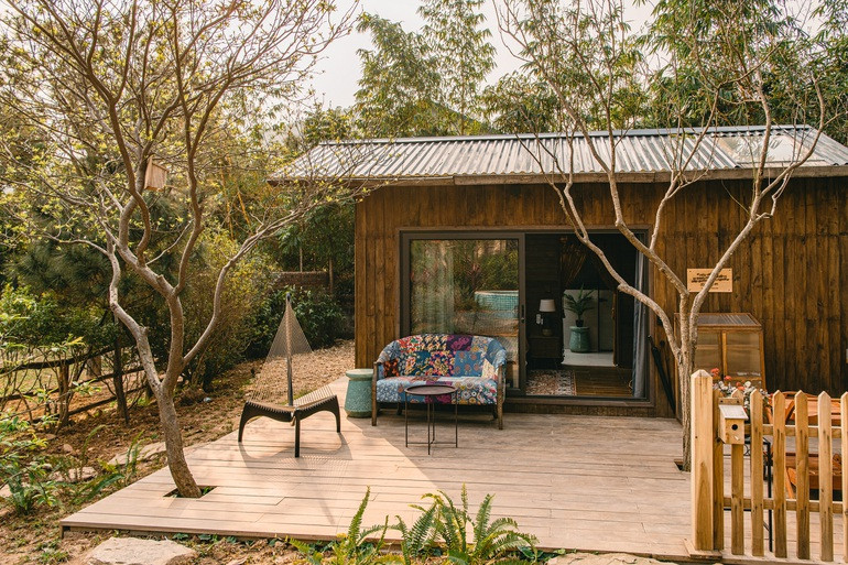 Bao bọc thép tiền chế là gỗ thông được sơn phủ màu gỗ trầm giúp hòa quện với thiên nhiên, mang lại sự mộc mạc, thô sơ và không hề cũ sau nhiều năm tháng sử dụng.