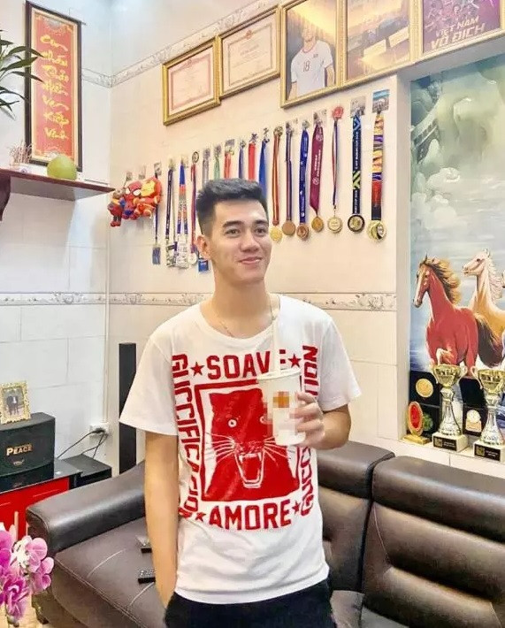 Ngoài giày, nam cầu thủ còn mê áo phông hàng hiệu Gucci. Ảnh: FBNV