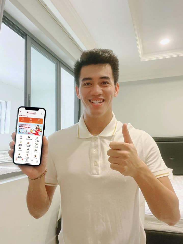 Ngoài thu nhập đến từ sự nghiệp quần đùi áo số, các khoản tiền thưởng thi đấu, Tiến Linh còn có nguồn thu không nhỏ từ việc nhận hợp đồng quảng cáo. Ảnh; FBNV