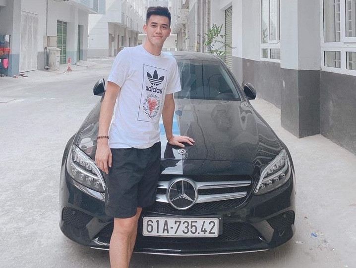 Trước đó, năm 2020, Nguyễn Tiến Linh từng khiến các fan bất ngờ khi tự mình sắm một chiếc Mercedes-Benz C200 trị giá gần 1,5 tỷ đồng. Ảnh: Thethao247