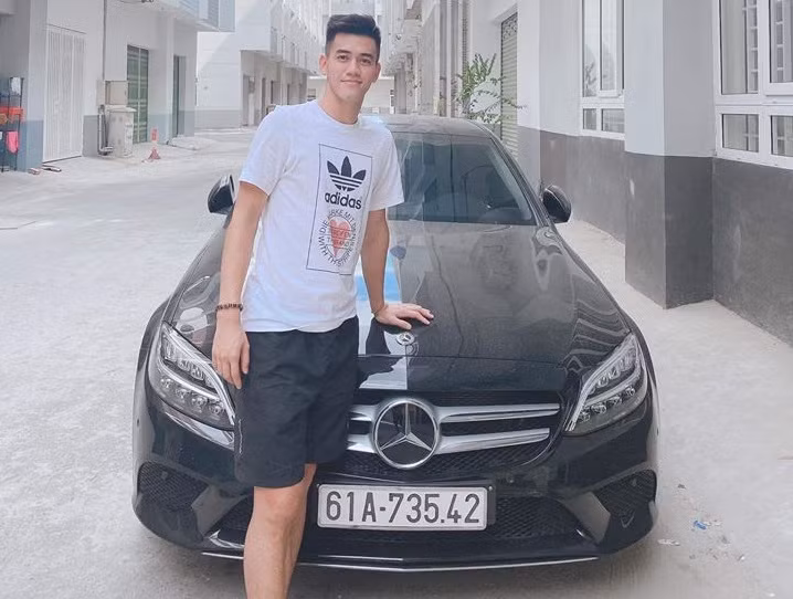 Trước đó, năm 2020, Nguyễn Tiến Linh từng khiến các fan bất ngờ khi tự mình sắm một chiếc Mercedes-Benz C200 trị giá gần 1,5 tỷ đồng. Ảnh: Thethao247