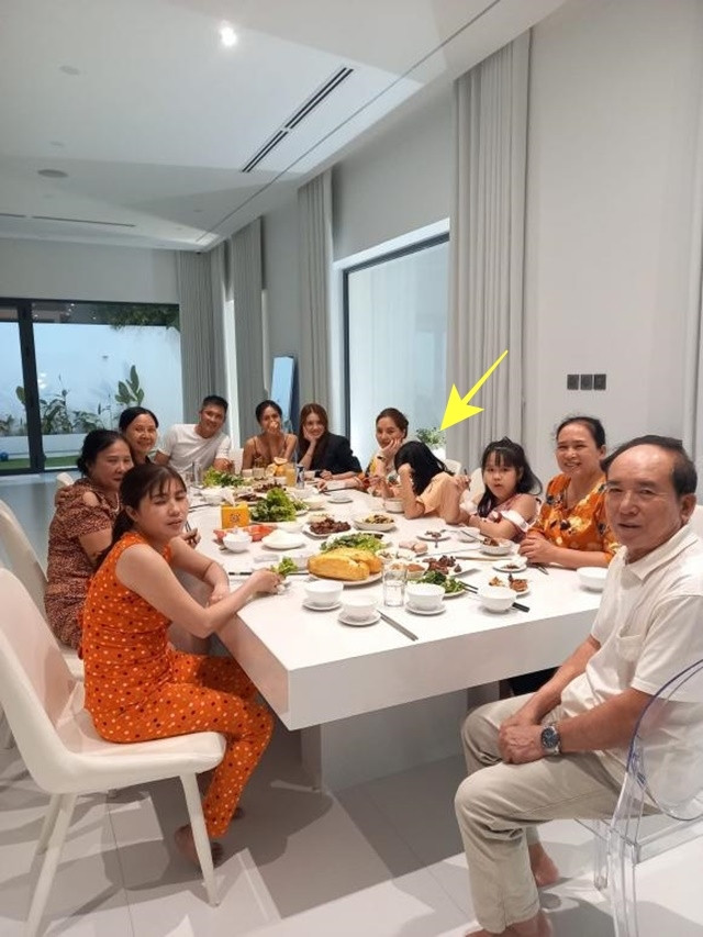 Theo đó, vợ chồng Công Vinh - Thủy Tiên đã tổ chức bữa tiệc họp mặt với đầy đủ các thành viên hai bên gia đình nội ngoại. Ảnh: FB Hoa Tâm