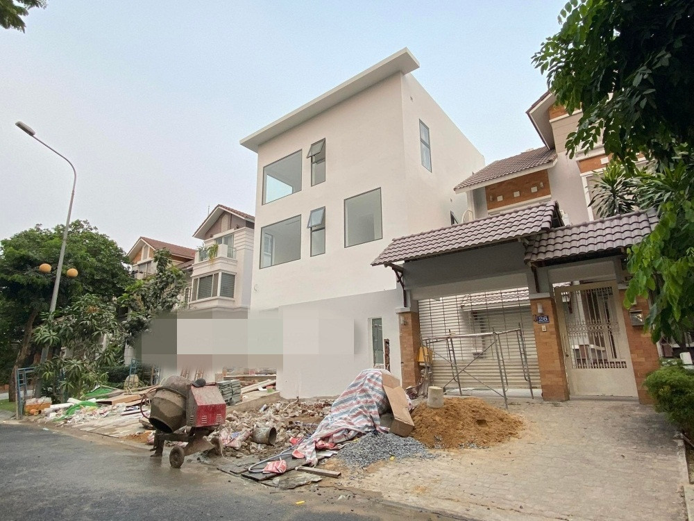 Biệt thự thiết kế theo cấu trúc văn phòng với tầng cao hơn nhà bình thường. Ảnh: Yan