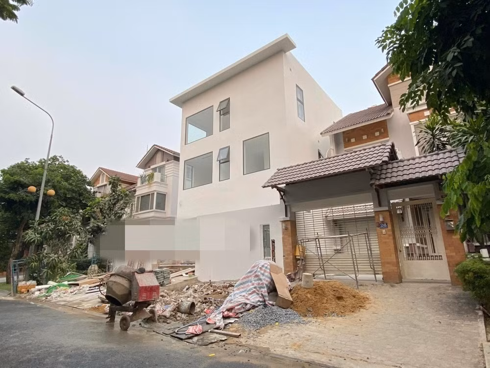 Biệt thự thiết kế theo cấu trúc văn phòng với tầng cao hơn nhà bình thường. Ảnh: Yan