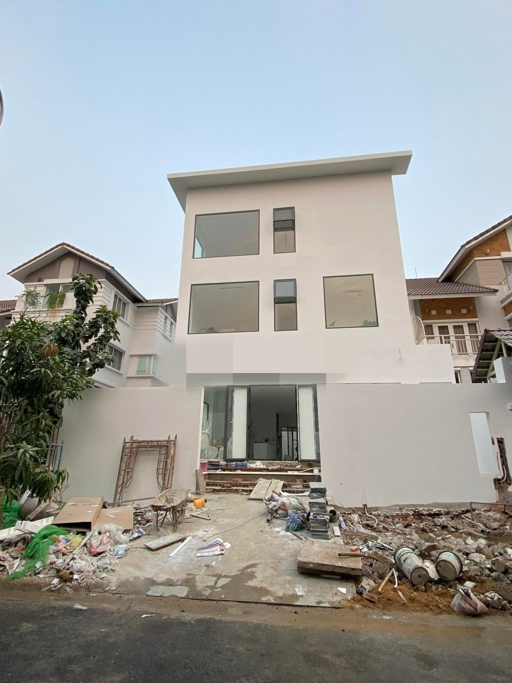 Mặt trước của căn biệt thự trong thời điểm đang được xây dựng. Ảnh: Yan