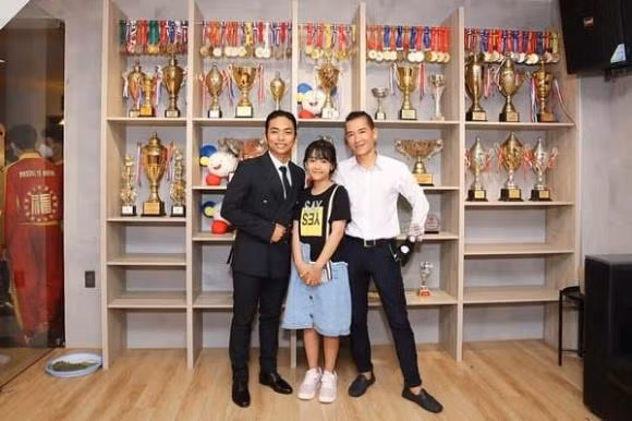 Vườn hồng trong nhà Khánh Thi - Phan Hiển có khoảng 100 gốc, gồm nhiều loại hồng nội như hồng leo, hồng cổ Hải Phòng lẫn hồng ngoại: Lafont, Corail Gelee, Monica Bellucci...Ảnh; 2dep