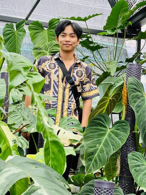 Ngoài vườn hồng, trong nhà Khánh Thi - Phan Hiển còn có một vườn kiểng lá đắt đỏ. Đây đều là những giống cây cảnh quý có giá vài triệu thậm chí vài chục triệu đồng. Ảnh; FBNV