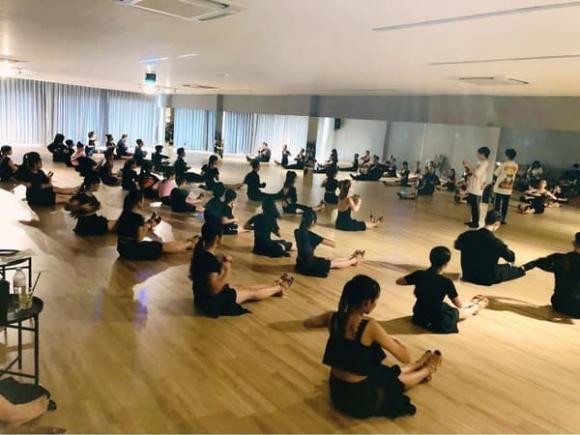 Ngôi nhà của Khánh Thi - Phan Hiển được xây dựng ngay mặt tiền một con đường sầm uất ở Bình Thạnh (TP HCM). Tầng bên dưới là trung tâm giảng dạy khiêu vũ, ca hát, còn những tầng bên trên là không gian sống của gia đình. Ảnh: FBNV