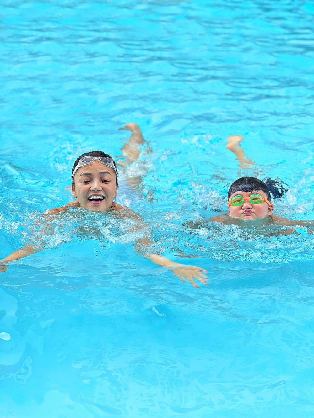 Dù là mẹ đơn thân, Thu Quỳnh vẫn chăm sóc con một cách đủ đầy. Nguồn ảnh: FB Nguyen Thu Quynh