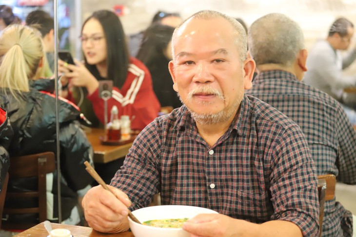 Tuy không có bánh phở tươi như ở cửa hàng Hà Nội song phở ở Melbourne vẫn giữ lối cắt hành xéo dài và chỉ sử dụng loại tương ớt tự làm để tạo nên hương vị đặc biệt. Ảnh: VOV