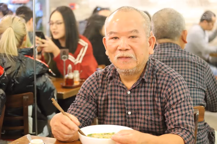 Tuy không có bánh phở tươi như ở cửa hàng Hà Nội song phở ở Melbourne vẫn giữ lối cắt hành xéo dài và chỉ sử dụng loại tương ớt tự làm để tạo nên hương vị đặc biệt. Ảnh: VOV