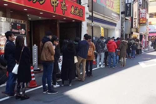 Trong ngày khai trương, khách xếp hàng dài trước phỏ Thìn Tokyo để được thưởng thức. Ảnh: Facebook