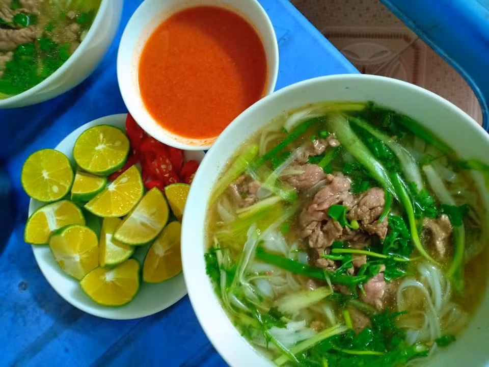 Với giá khoảng 180.000 đồng/bát, phở Thìn Tokyo (Nhật Bản) thu hút hàng trăm thực khách mỗi ngày. Ảnh: Zing