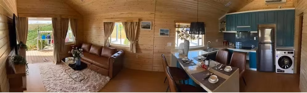 Qua loạt ảnh có thể thấy, nhà được ốp gỗ toàn bộ bên trong. Ảnh: FBNV