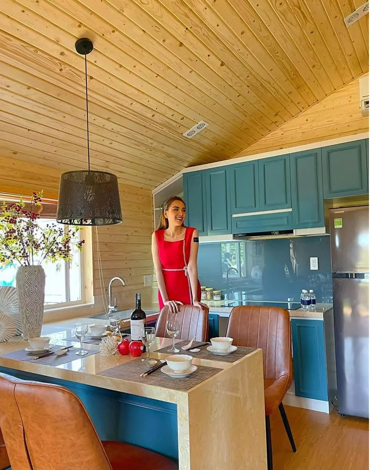 Phòng bếp nhỏ nhưng khá hiện đại. Ảnh: FBNV