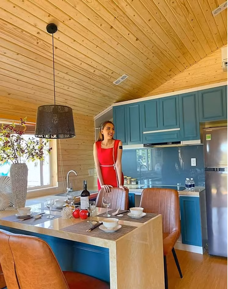 Phòng bếp nhỏ nhưng khá hiện đại. Ảnh: FBNV