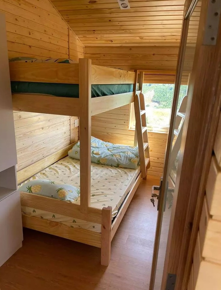 Nội thất trong phòng dành cho con trai cũng đều bằng gỗ. Ảnh: FBNV