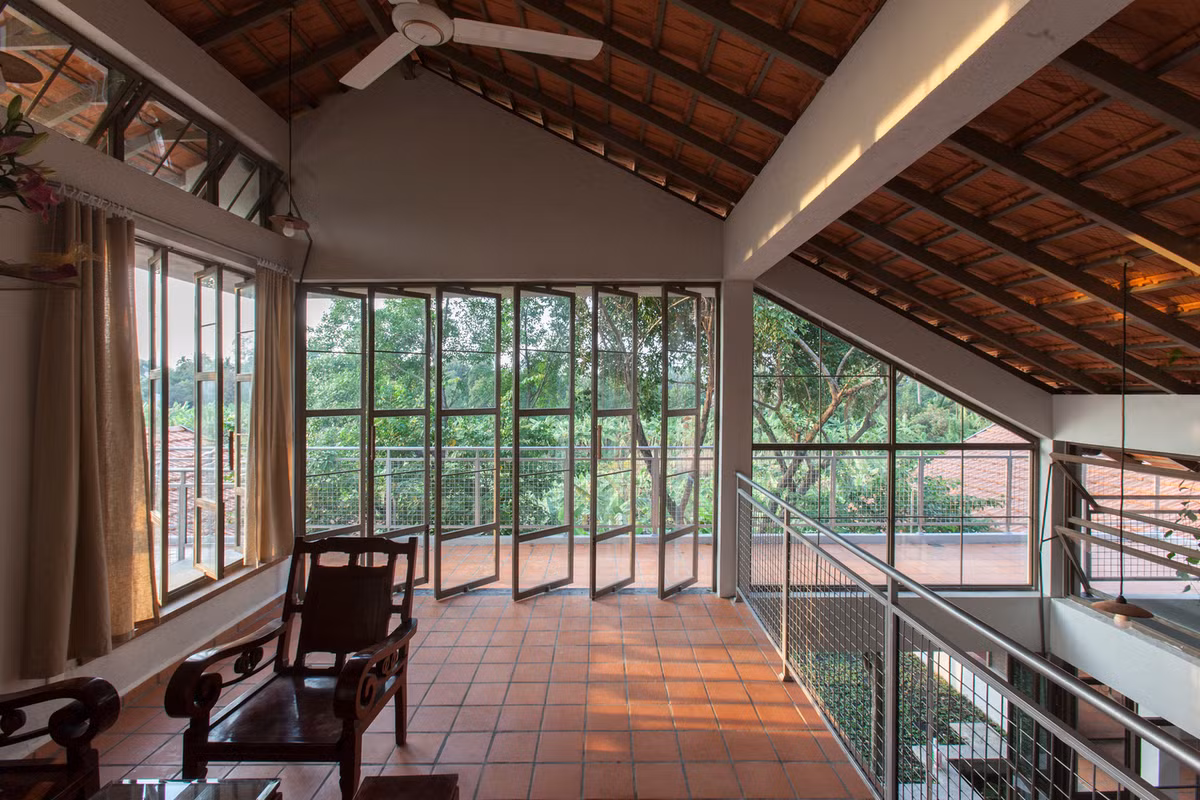 Xen lẫn giữa các không gian là những khoảng sân trong, nơi được định hình bởi các gốc cây sanh và cây si hiện hữu.