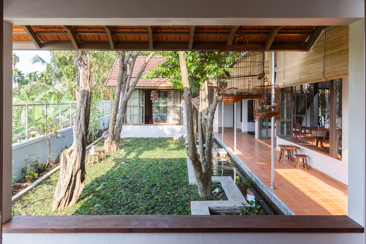 Chủ đầu tư lựa chọn xây dựng nhà ngay trong đất của quán ăn thay vì một khu đất riêng độc lập như dự tính ban đầu.