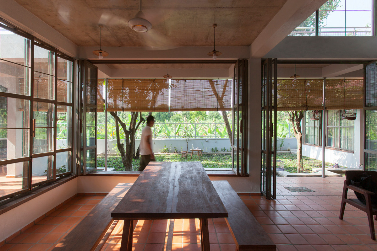 Các hoạt động trong nhà đều có góc nhìn hướng vào khoảng sân chính: nơi có hồ cá trải dài, 4 gốc cây lớn và vườn chuối thấp thoáng phía xa.