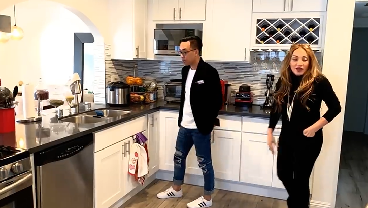 Trong nhà bếp, ca sĩ Thanh Hà bài trí gọn gàng với đầy đủ các vật dụng nấu nướng. Ảnh: FBNV