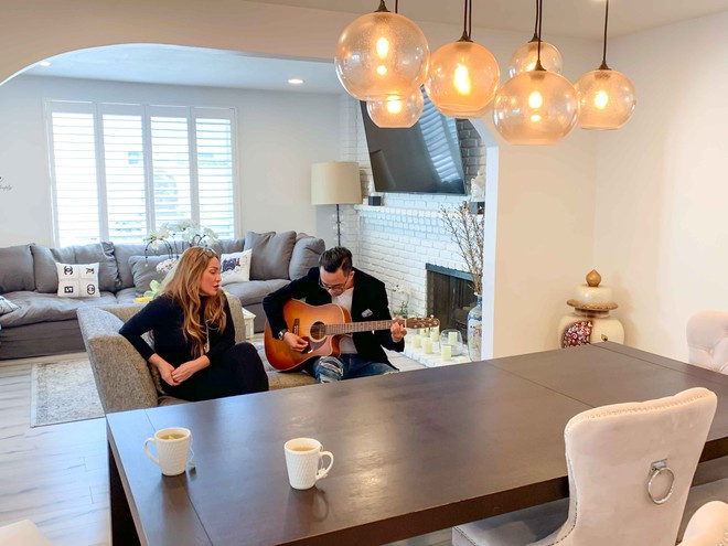 Bàn ăn bằng gỗ được trang trí đèn chùm lãng mạn. Ảnh: FBNV