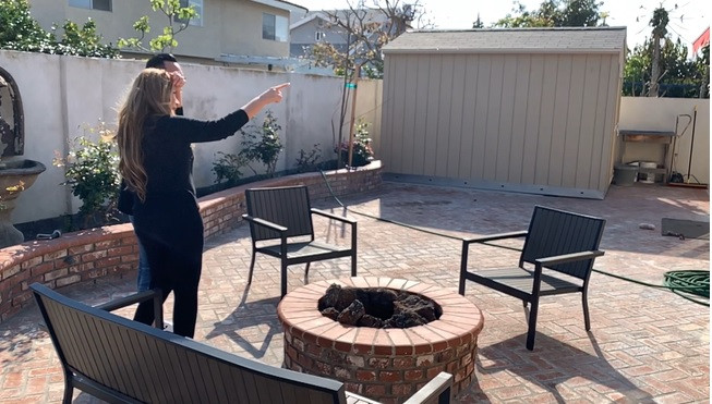 Bên ngoài ngôi nhà có khu vực nướng BBQ dành cho những bữa tiệc ngoài trời. Ảnh: 2dep