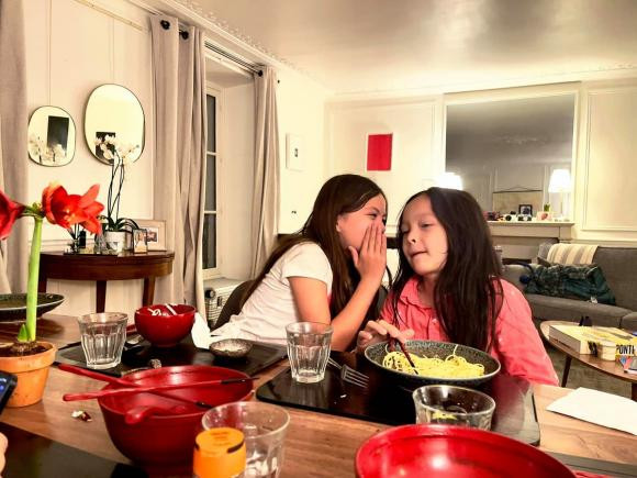 Căn nhà của Hồng Nhung tại Pháp có gam màu trắng chủ đạo.